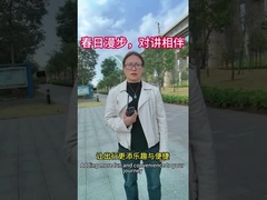 Một chuyến đi dạo vào mùa xuân, kèm theo một walkie-talkie