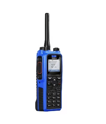 Không thấm nước Radio hai chiều PD795EX tiêu chuẩn FM và tiêu chuẩn IEC với bảo vệ IP67 chống bụi và nước.